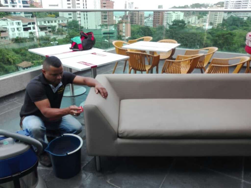 limpieza-de-sofas-en-cuero