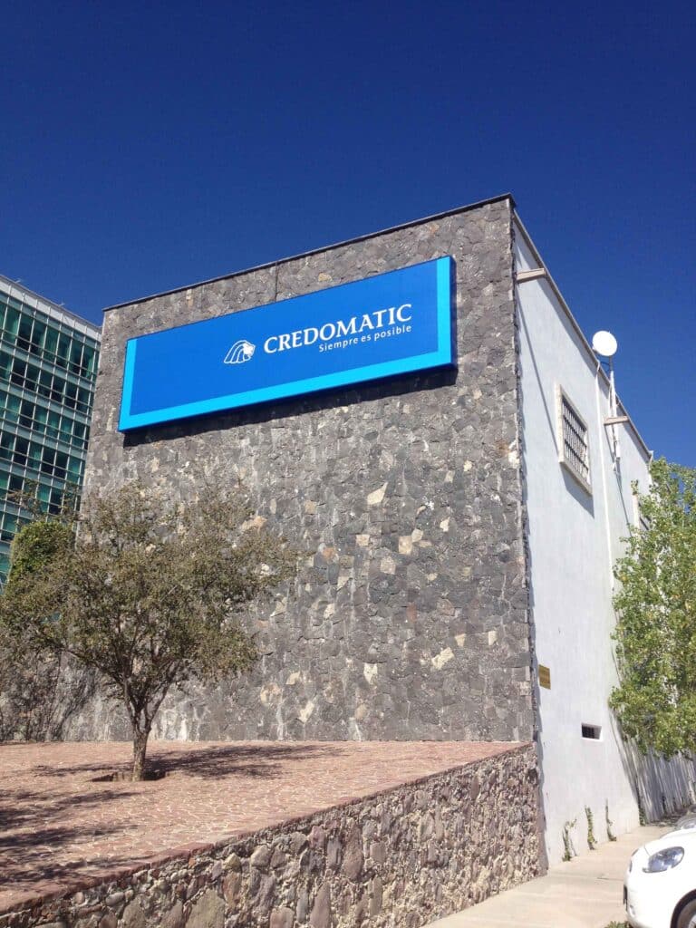 Anuncio Luminoso en Leon caja de luz rotulada con vinil traslucido